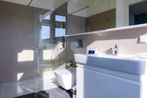 [PRESSE-INFO] Dusch- und Badewannen von Bette in Reha-Klinik mit Hotelambiente
