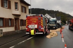 Feuerwehr Plettenberg: FW-PL: OT-Ohle. Autotransporter erleidet Achsbruch. Feuerwehreinsatz und Bergungsarbeiten führen zu Verkehrsbehinderungen auf der B236.