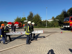 FW-EN: 18 Mitglieder der Feuerwehr Hattingen haben erfolgreich ihre Grundausbildung abgeschlossen