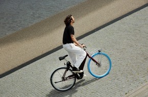 Swapfiets | Swaprad GmbH: Pressemitteilung: Goldener Herbst auf blauem Reifen – Günstiges Power 1 E-Bike von Swapfiets jetzt in Köln verfügbar
