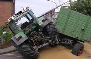 Polizei Düren: POL-DN: Traktor verliert Getreideladung