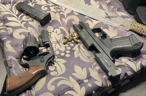 Hauptzollamt Köln: HZA-K: Zoll findet Machete, Schreckschusswaffen, illegale Potenzmittel und unversteuerte Zigaretten sowie Vapes in Sonnenstudio / anonymer Hinweis führt zu gezielter Kontrolle in Niederkassel