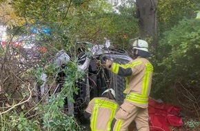 Feuerwehr Grevenbroich: FW Grevenbroich: Feuerwehr befreit eine verletzte Person nach Verkehrsunfall in Grevenbroich