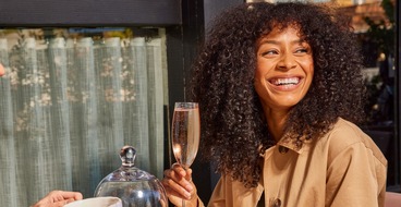 OpenTable: Muttertagstrend: Über die Hälfte der Mütter (55 %) reserviert ihr Festmahl im Restaurant selbst