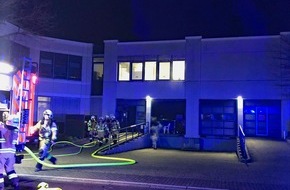 Polizei Mettmann: POL-ME: Lagerhalle bei Akkubrand beschädigt - Hilden - 2201064