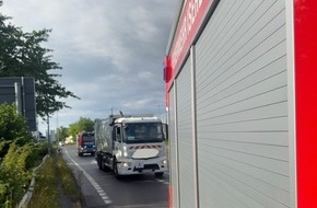 Feuerwehr Iserlohn: FW-MK: Feuerwehr eskortiert rauchenden Müllwagen durchs Stadtgebiet