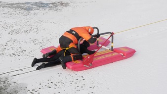 Freiwillige Feuerwehr Celle: FW Celle: Auf den Ernstfall vorbereitet - Eisretter der Feuerwehr Celle einsatzbereit!