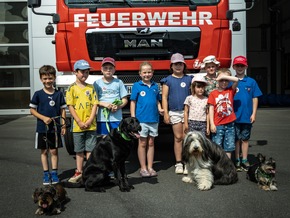 FW-AR: Vierbeiniger Besuch begeistert die Kinderfeuerwehr Bruchhausen-Niedereimer