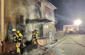 Feuerwehr Essen: FW-E: Brennt Mülltonne an Hauswand, Raucheintritt in das Gebäude - keine Verletzten