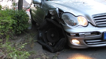 Polizeipräsidium Hamm: POL-HAM: Stark betrunkener Mercedesfahrer flüchtet zu Fuß von Unfallstelle