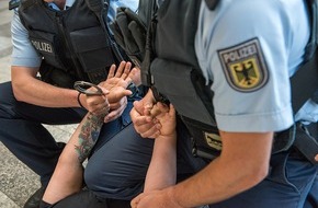Bundespolizeidirektion München: Bundespolizeidirektion München: Betäubungsmittel-Konsument versucht Bundespolizisten die Dienstwaffe zu entreißen