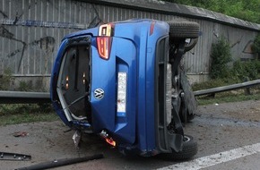 Polizei Bielefeld: POL-BI: Auto überschlägt sich- Zwei Schwerverletzte