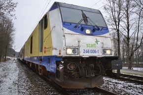 POL-STD: Regionalbahn prallt gegen LKW-Auflieger - Bahnstrecke Stade - Hamburg mehrere Stunden gesperrt