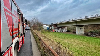Feuerwehr Neuss: FW-NE: Tanklastzug und Kühltransporter verunglückt | Feuerwehr zeitgleich gefordert