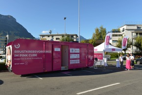Brustkrebs-Aufklärung im PINK CUBE heute vor dem Mythen Center in Schwyz - Medienmitteilung und FOTOS