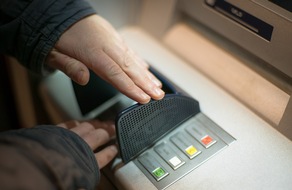 Polizeidirektion Neustadt/Weinstraße: POL-PDNW: Trickdiebstahl nach Einkauf in Discounter mit EC-Kartenzahlung