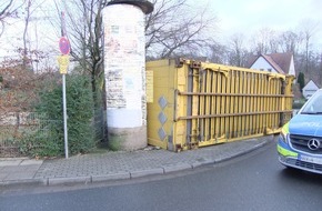 Polizei Bielefeld: POL-BI: Lkw verliert Container