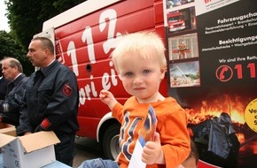 Feuerwehr Essen: FW-E: "Rauchmelder retten Leben", Essener Feuerwehr verschenkt 300 Rauchmelder (Foto verfügbar)