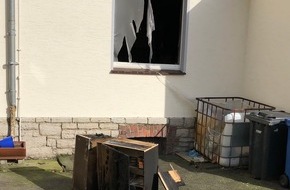 Freiwillige Feuerwehr Borgentreich: FW Borgentreich: Brand einer Küche in Körbecke. 2 Personen wurden mit Verdacht auf eine Rauchgasintoxikation in ein Krankenhaus verbracht