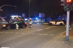 Polizei Bremerhaven: POL-Bremerhaven: Autos kollidieren an Kreuzung - Beide wollen bei Grün gefahren sein