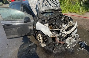 Freiwillige Feuerwehr Gemeinde Schiffdorf: FFW Schiffdorf: Pkw fängt während der Fahrt Feuer im Motorraum