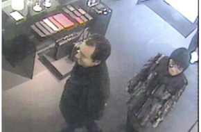 Polizei Düsseldorf: POL-D: Diebstahl an der Kö - Pärchen erbeutete Uhren im Wert von über 30.000 Euro - Polizei fahndet mit Bildern aus der Überwachungskamera