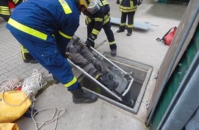 Freiwillige Feuerwehr Bedburg-Hau: FW-KLE: Entscheidungen in Sekunden - Freiwillige Feuerwehr Bedburg-Hau und THW Kleve trainieren den Ernstfall