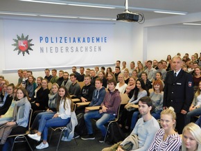 POL-AK NI: 1.220 neue Polizeikommissaranwärterinnen und Polizeikommissaranwärter der Polizeiakademie Niedersachsen begrüßt - Rekordwert bei den Einstellungen