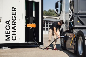 Elektro-LKW lädt erstmals mit über 1,1 Megawatt Leistung