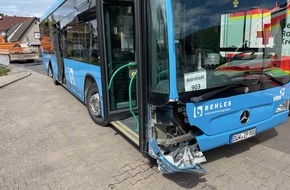 Polizeidirektion Kaiserslautern: POL-PDKL: Schulbus streift Lkw