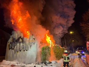 FW-AUR: Geb&auml;ude nach Durchz&uuml;ndung vollst&auml;ndig in Flammen