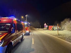 Feuerwehr MTK: Triebfahrzeug entgleist in Hattersheim - Feuerwehr dichtet undichten &Ouml;ltank ab