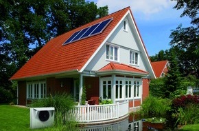 Schüco International KG: ISH: Schüco präsentiert hoch effiziente Solar-Innovationen /   Hybrid-Wärmepumpe für neue Energie in alten Bauten