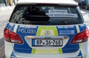 Bundespolizeiinspektion Kiel: BPOL-KI: Dienstfahrzeug der Bundespolizei am helllichten Tag beschädigt- Zeugen gesucht.