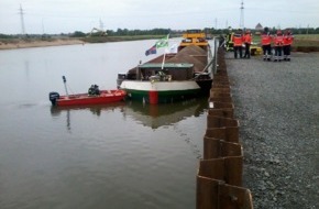 Polizeiinspektion Nienburg / Schaumburg: POL-NI: Binnenschiff schlägt Leck - eingetretendes Weserwasser vernichtet Wohnbereich des Schiffes