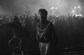 ZDF: ZDF-Koproduktion "Wir sind jung. Wir sind stark." erneut ausgezeichnet / Burhan Qurbani erhält "Friedenspreis des Deutschen Films - Die Brücke" (FOTO)
