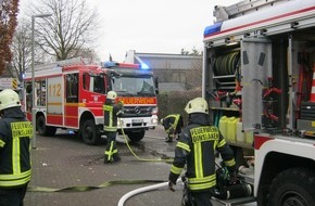 Feuerwehr Dinslaken: FW Dinslaken: Brandeinsatz
Zimmerbrand in einem 5-Famielienhaus