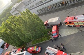 Feuerwehr Recklinghausen: FW-RE: Unwetter fordert Feuerwehr in Recklinghausen - Zimmerbrand am Abend ohne Verletzte - Kräfte unterstützen in Bochum und Wuppertal