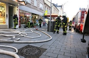 Feuerwehr der Stadt Arnsberg: FW-AR: Brennendes Laub sorgt für Feuerwehreinsatz in Neheimer Fußgängerzone