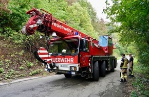 Feuerwehr Essen: FW-E: Mit 18.000 Litern Propangas beladener Tanklastwagen drohte abzust&uuml;rzen - aufwendige Bergungsma&szlig;nahmen