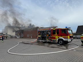 FW-AUR: Brennende Transporter in Hallenkomplex