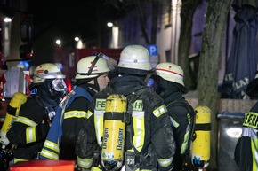 FW LK Neunkirchen: Feuerwehr rettet fünf Menschen aus brennendem Mehrparteienhaus