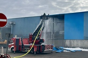 Feuerwehr Neuss: FW-NE: Brand in einer Halle eines Entsorgungsbetriebs | Keine Verletzten