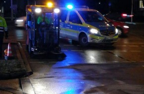 Feuerwehr Ratingen: FW Ratingen: Große Verunreinigungen auf Ratingens Straßen - Kehrmaschine im Einsatz