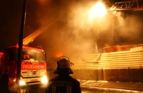Feuerwehr Essen: FW-E: Wieder Feuer auf Schrottplatz an der Ripshorster Straße, Fotos verfügbar