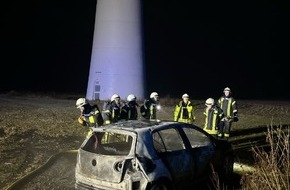 Kreispolizeibehörde Höxter: POL-HX: Pkw brennt durch verfrühtes Feuerwerk ab