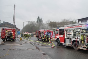 FW-OE: Kellerbrand in einer Genossenschaft, stundenlanger Einsatz für die Feuerwehr Lennestadt