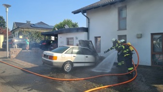 Freiwillige Feuerwehr Hennef: FW Hennef: B 3 - PKW Brand, Sirenenalarm, Feuerwehr verhindert Brandausbreitung auf Gebäude