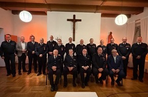 Feuerwehr Grevenbroich: FW Grevenbroich: Feuerwehr Grevenbroich ehrt zahlreiche Jubilare