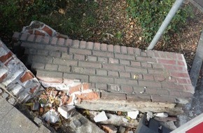 Kreispolizeibehörde Kleve: POL-KLE: Straelen - Unfallflucht-Mauerteil umgestürzt
